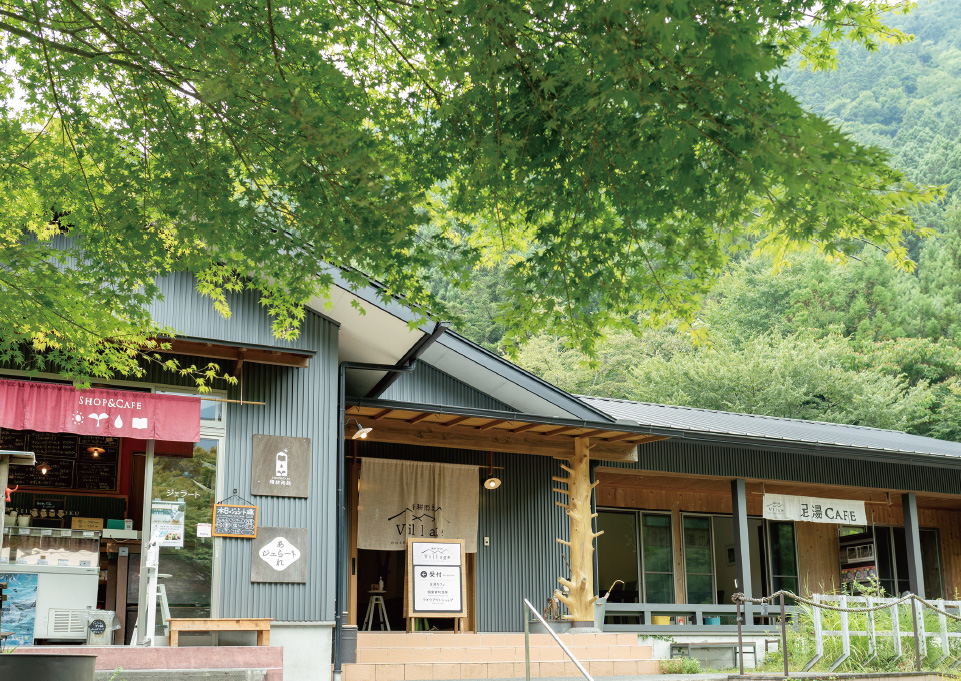 のんびりと日常から離れて、名湯を足湯で気軽に。